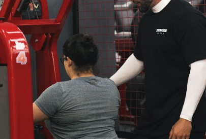 8 Exercícios de Musculação Essenciais para Idosos na Academia