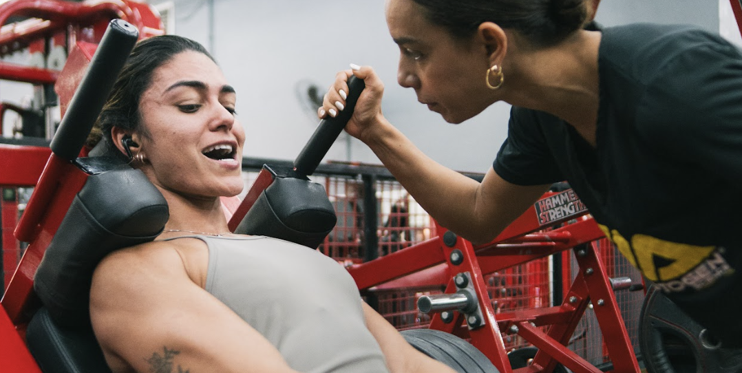 Treino de Força vs. Hipertrofia: Qual a Diferença e Como Periodizar?